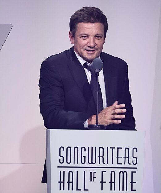 1 SHOF 26 Gala J Renner presenter